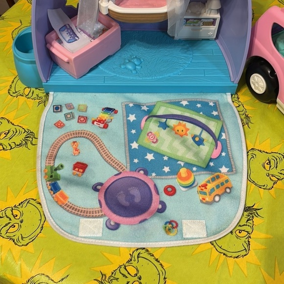 PRE OWNED LOT OF FISHER PRICE LITTLE PEOPLE CUDDLE AND PLAY SET AND WORKING CAR - Picture 4 of 15